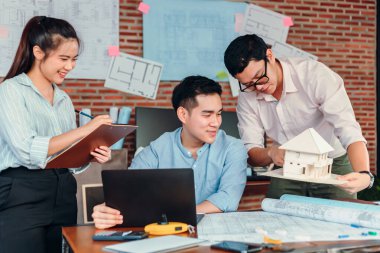 Ev tasarımı, model ve sekreter planlama ve kontrol için iş adamı ve mimar toplantıları yapılıyor.. 