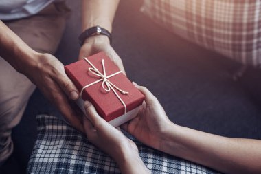 Noel, sevgililer günü, bayram hediye kutusu konsepti. Birkaç sürpriz hediye kutusu..