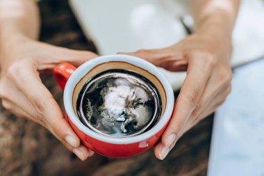 İş arasında bir fincan kahve. Kahve iç.