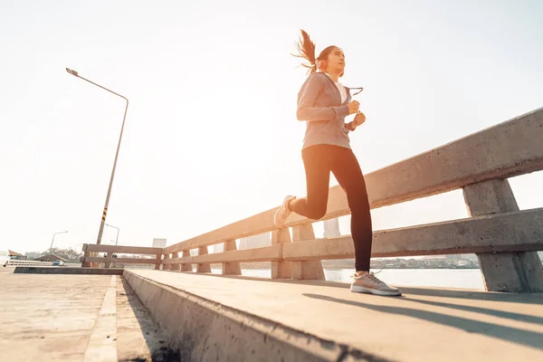Молода Спортивна Жінка Біжить Міський Фон Концепція Здорового Спорту Відкритому — стокове фото