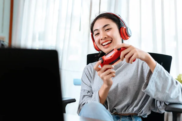 Mujer Joven Divertida Con Auriculares Jugando Juego Ordenador Ordenador Portátil — Foto de Stock