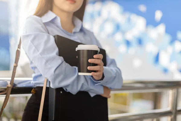 Bella Donna Tenere Tazza Caffè Mattino — Foto Stock