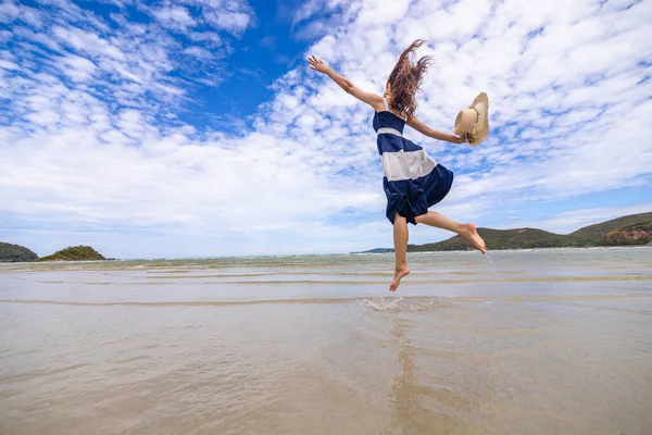 Yazın Çıplak Ayakla Suya Atlayan Bir Kadın Deniz Suyu Kumsalda — Stok fotoğraf