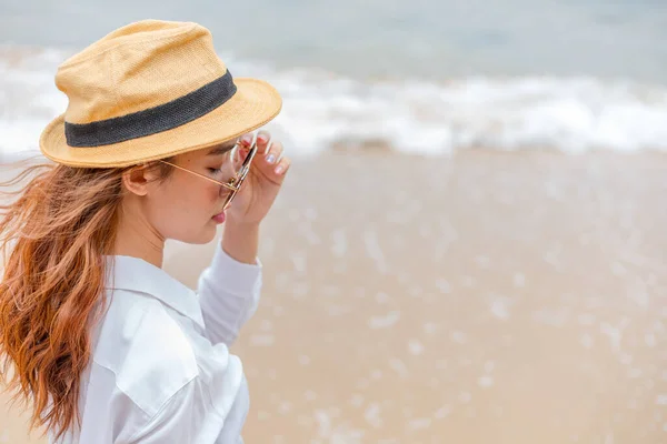 Güneş Şapkalı Kumsalda Güneş Gözlüklü Gülümseyen Genç Bir Kadın Yaz — Stok fotoğraf