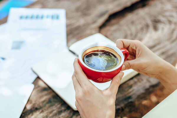 Мбаппе проводит чашку кофе между тренировками.