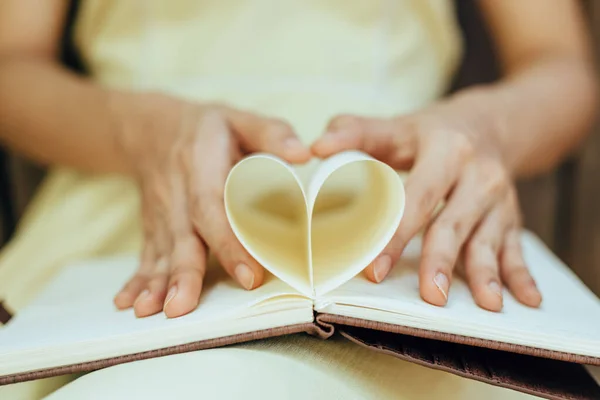 Ręce Zrobić Książkę Papieru Kształt Serca Pojęcie Miłości — Zdjęcie stockowe