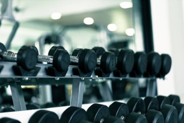 Dambıl hazır. Spor salonundaki dambılları kapatın..