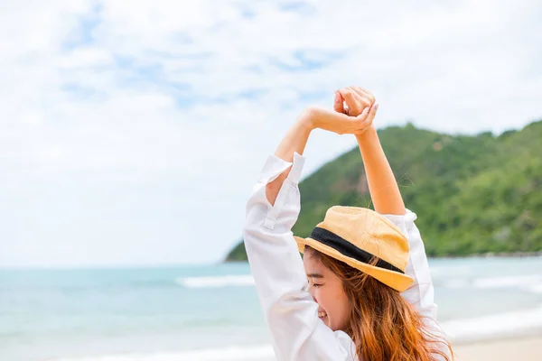 Kadın Plajda Elini Kaldırdı Şapka Takan Mutlu Kadın — Stok fotoğraf