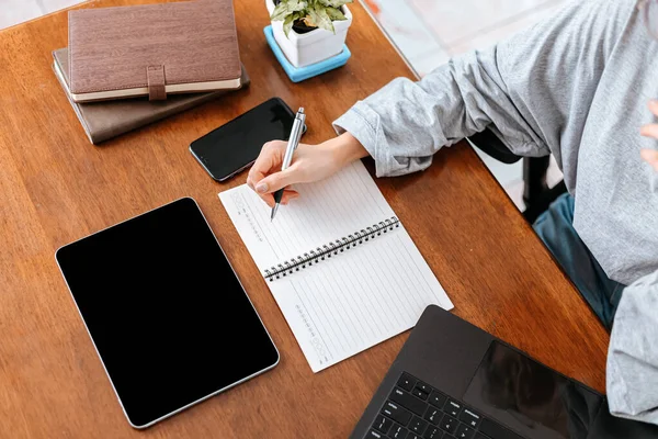 Aprendizaje Del Estudiante Mantenga Pluma Para Escribir Una Nota Aprendizaje — Foto de Stock