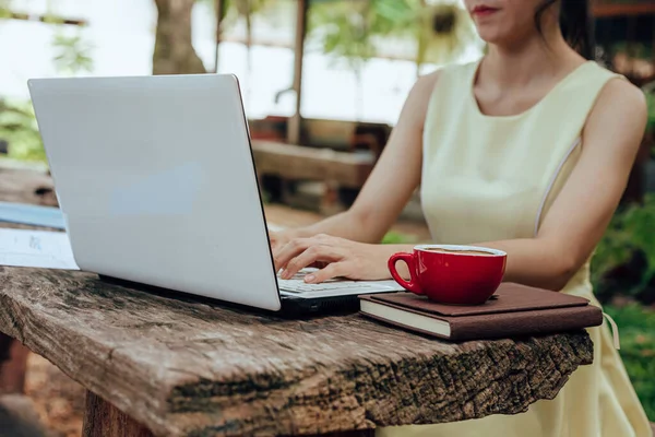 Taza Café Libro Mujer Negocios Trabajando Backgroung — Foto de Stock