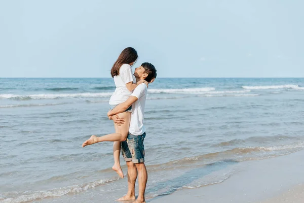 Pareja Romántica Teniendo Amor Abrazo Playa —  Fotos de Stock