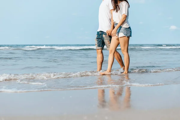 Pareja Romántica Cogida Mano Caminando Por Playa Hombre Mujer Enamorados — Foto de Stock