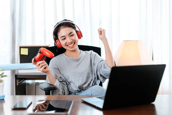 Mujer Joven Divertida Con Auriculares Jugando Juego Ordenador Ordenador Portátil — Foto de Stock