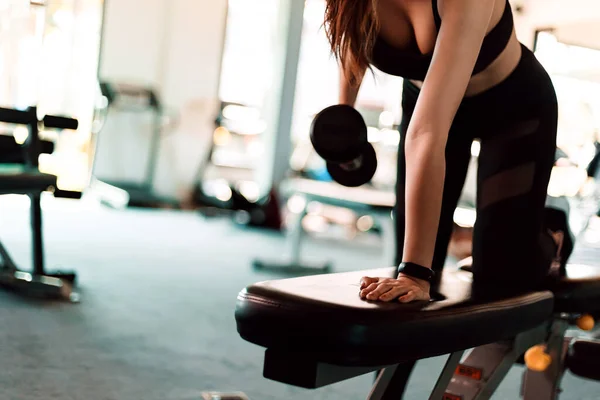 Fitness Flicka Lyfta Hantel Gym Fitness Workout Och Muskelkoncept — Stockfoto