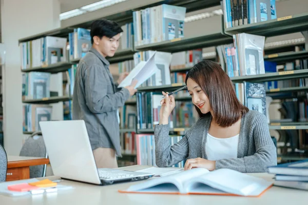 Studenti Studující Knihovně Laptopem Univerzitě Koncept Vzdělávání — Stock fotografie