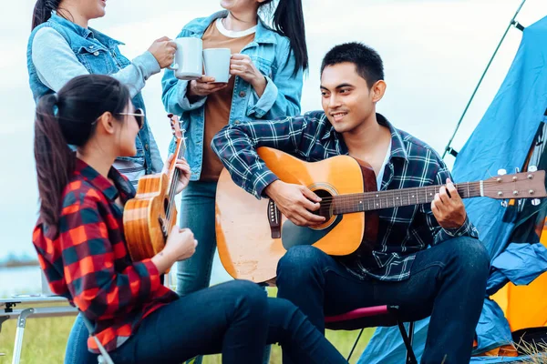 Grupo Amigos Acampando Están Sentados Tocando Guitarra Campamento Concepto Guitarra — Foto de Stock