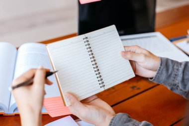 Lise ya da üniversite öğrencileri çalışma kitabına yetişir ve masa başında ders çalışır, ders çalışır, ödev yapar, sınavlara hazırlanır.