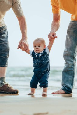 Kumsalda mutlu bir aile. Baba, anne ve bebek yaz tatilinde eğleniyorlar. Tatil seyahati kavramı