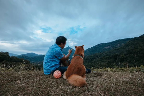 Homme Chien Assis Sur Sol Dans Montagne — Photo