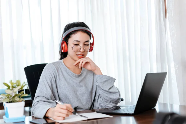 Studerande Lär Sig Och Håll Pennan För Att Skriva Lapp — Stockfoto