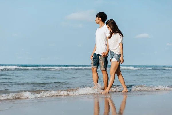 Casal Romântico Mãos Dadas Caminhando Praia Homem Mulher Apaixonados — Fotografia de Stock