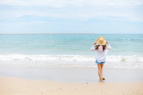 Joyeux Jeune Fille Marchant Sur Plage Voyage Été Vocation Concept — Photo