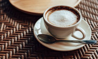 Sabahleyin kafede bir fincan kahve..