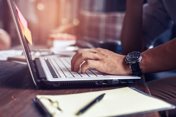 Trabajando Con Ordenador Portátil Las Manos Escribiendo Teclado Del Ordenador — Foto de Stock