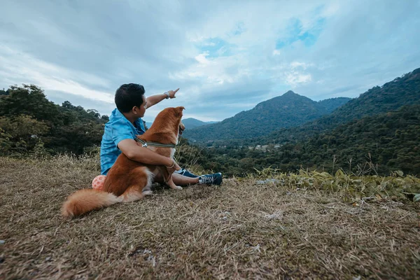 Uomo Cane Seduti Terra Montagna — Foto Stock