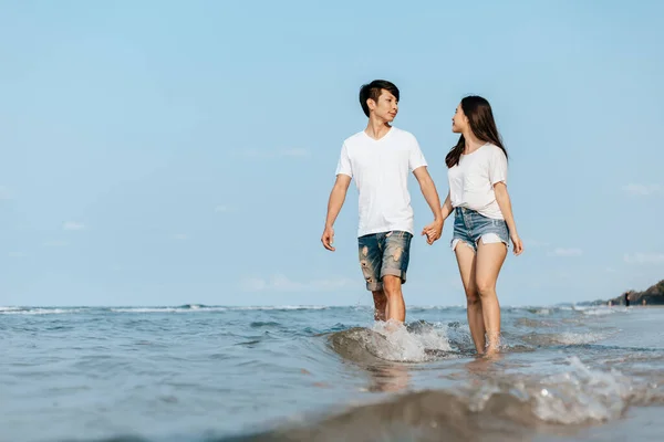 Romantisches Paar Hält Händchen Und Geht Strand Spazieren Mann Und — Stockfoto
