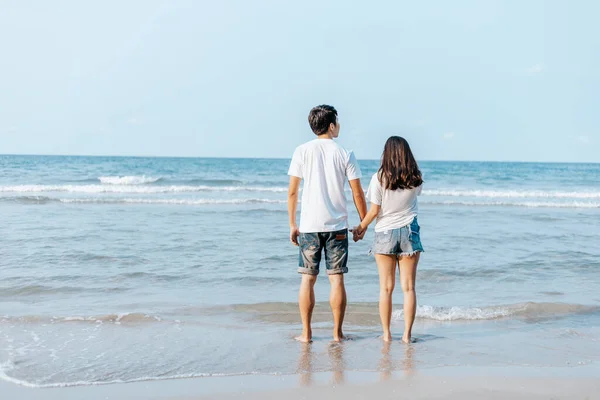 ロマンチックなカップルの手を握って一緒にビーチに立つ 恋に落ちる男と女 — ストック写真