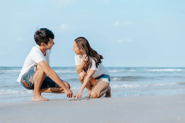 Pareja Romántica Dibuja Formas Corazón Arena Playa —  Fotos de Stock