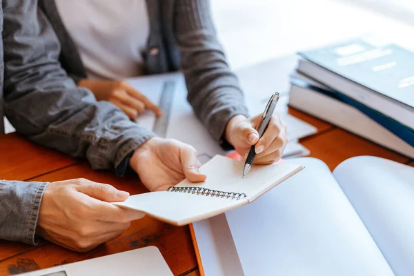 Studenti Delle Scuole Superiori Del College Gruppo Recuperando Cartella Lavoro — Foto Stock