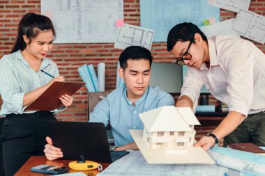 Ev tasarımı, model ve sekreter planlama ve kontrol için iş adamı ve mimar toplantıları yapılıyor.. 