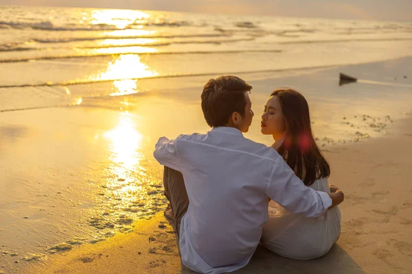 Verliebte Paare Die Gemeinsam Strand Den Sonnenuntergang Beobachten Reisen Den — Stockfoto