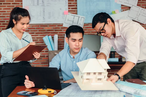 Ev tasarımı, model ve sekreter planlama ve kontrol için iş adamı ve mimar toplantıları yapılıyor.. 