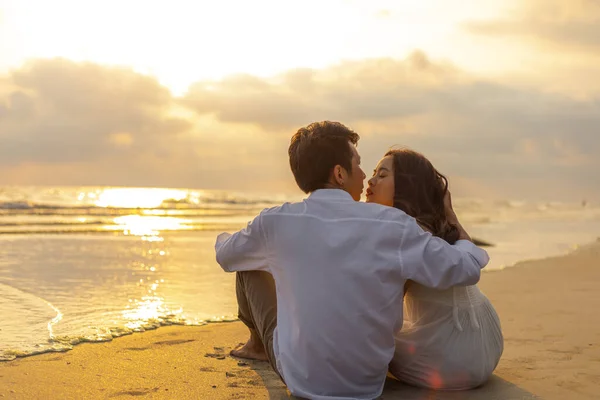 Pareja Enamorada Viendo Atardecer Juntos Las Vacaciones Verano Viaje Playa — Foto de Stock