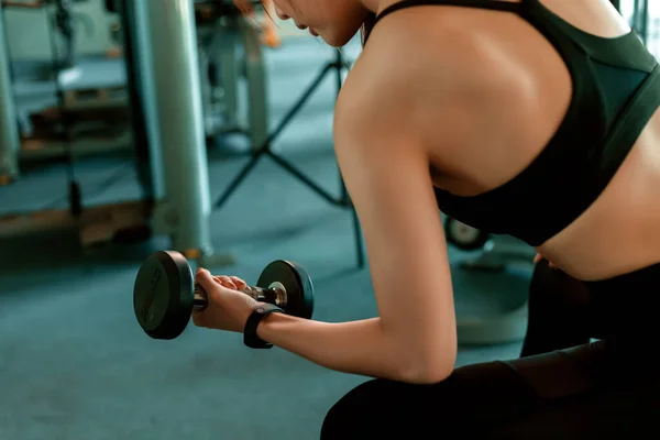 Dziewczyna Fitness Podnosząca Hantle Siłowni Trening Fitness Koncepcja Mięśni — Zdjęcie stockowe