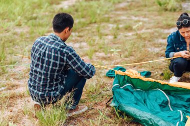 Bir grup arkadaş göl ve dağ kenarında seyahat edip kamp yapıyorlar..