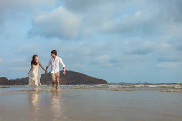 Jovem Casal Mãos Dadas Correndo Praia — Fotografia de Stock