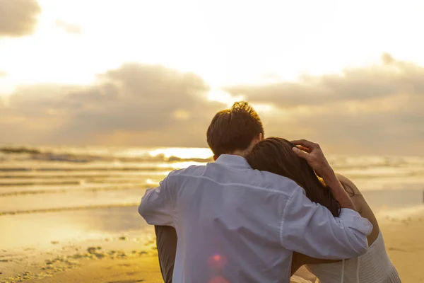 Couple Amoureux Regarder Coucher Soleil Ensemble Sur Plage Voyage Vacances — Photo