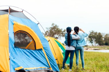 Bir grup arkadaş göl ve dağ kenarında seyahat edip kamp yapıyorlar..