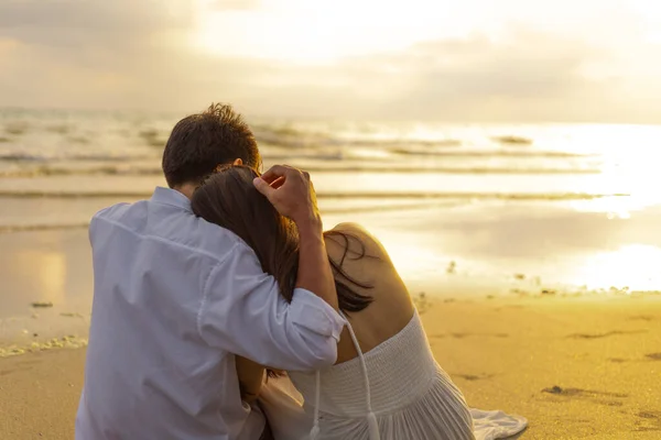 Casal Apaixonado Assistindo Pôr Sol Juntos Praia Viagens Férias Verão — Fotografia de Stock