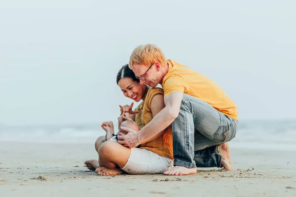 Bonne Famille Sur Plage Père Mère Bébé Amusent Pendant Les — Photo