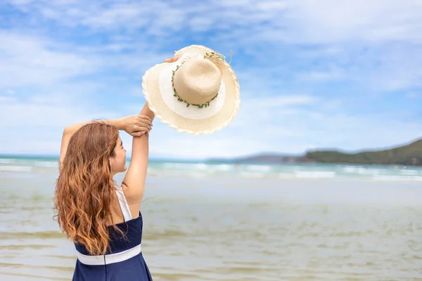 Genç Kız Plajda Gökyüzünde Şapka Kaldırıyor Yaz Mesleği Adası — Stok fotoğraf