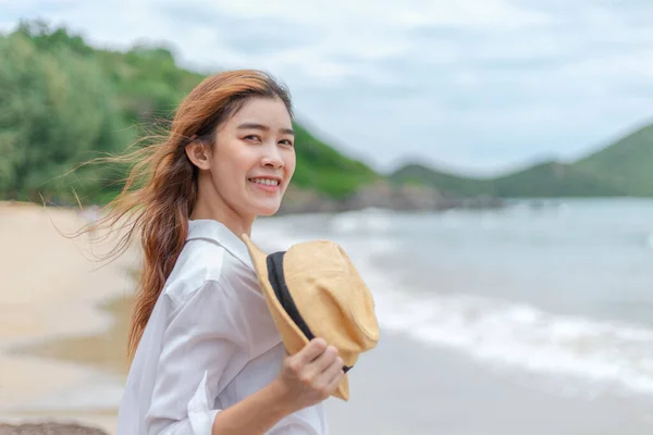 Giovane Donna Sorridente Cappello Sole Sulla Spiaggia Estate Vacanze Vacanza — Foto Stock