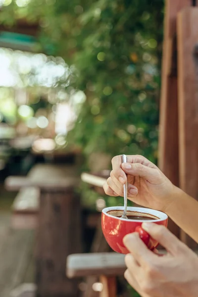 Mano Utilizar Cuchara Mezclar Café Por Mañana — Foto de Stock