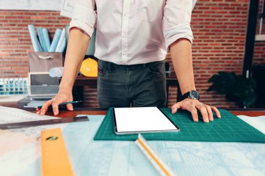 Mühendis kadın, şantiye inşaatındaki masa başı işyerindeki mavi çizimleri okudu. Mühendis mimar planı konsepti.