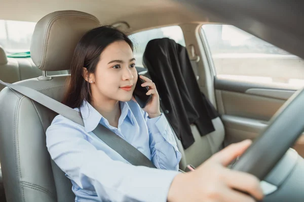 Mujer Utilizar Teléfono Móvil Mientras Conduce Coche — Foto de Stock