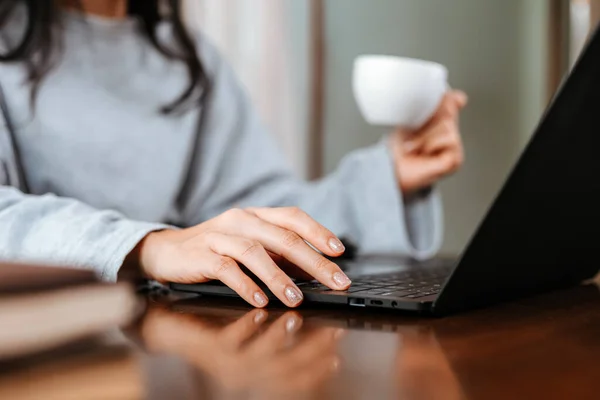 Estudiante Secundaria Universitario Que Aprende Tutoría Escritorio Lectura Haciendo Deberes — Foto de Stock